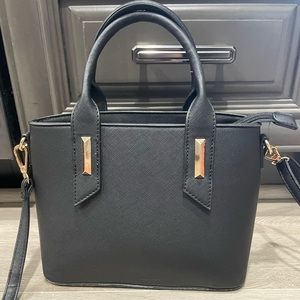 Black hand/shoulder bag